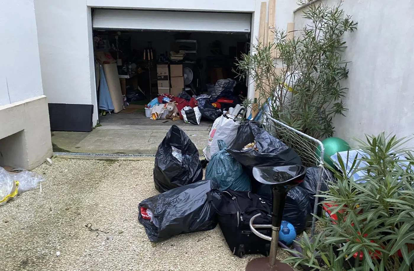 Objets rassemblés avant leur enlèvement